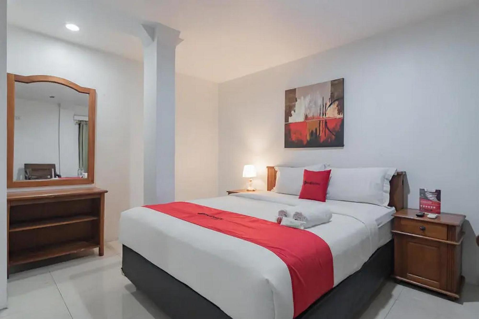 Reddoorz At Arwiga Hotel Near Rs Hasan Sadikin Bandung Esterno foto