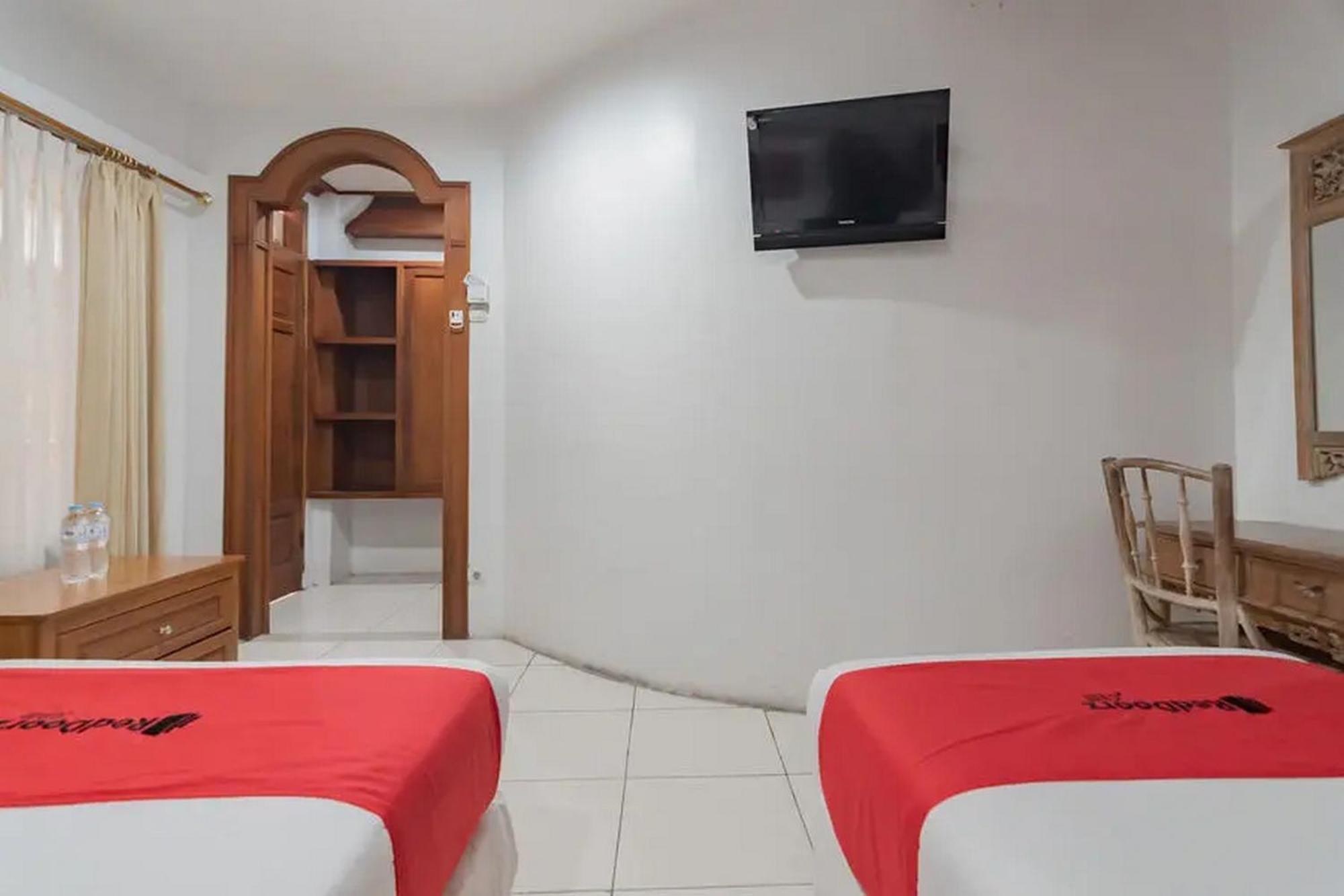 Reddoorz At Arwiga Hotel Near Rs Hasan Sadikin Bandung Esterno foto