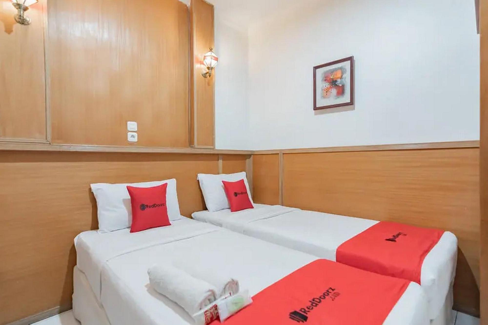 Reddoorz At Arwiga Hotel Near Rs Hasan Sadikin Bandung Esterno foto